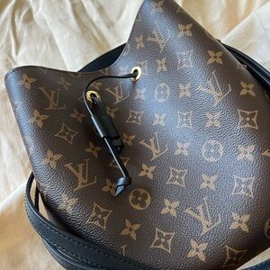 Im selling a barely used neonoe louis vuitton bag